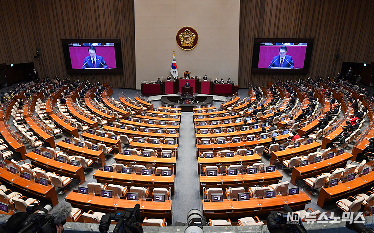 윤석열 대통령이 25일 국회 본회의장에서 2023년도 예산안 및 기금운용계획안 대통령 시정연설을 하고 있다. 민주당은 검찰의 대장동 수사를 정치보복으로 규정하며 헌정 사상 처음으로 불참했다. ⓒ사진공동취재