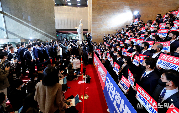 윤석열 대통령이 25일 국회에서 시정연설을 위해서 피켓 시위하는 더불어민주당 이재명 대표와 의원들 옆을 지나쳐 본회의장으로 이동하고 있다. ⓒ사진공동취재