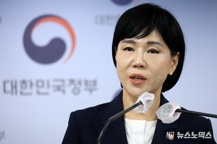 전현희 권익위원장이 26일 서울 종로구 정부서울청사에서 감사원 감사와 검찰 수사 의뢰와 관련해 브리핑하고 있다. ⓒ정의철 기자