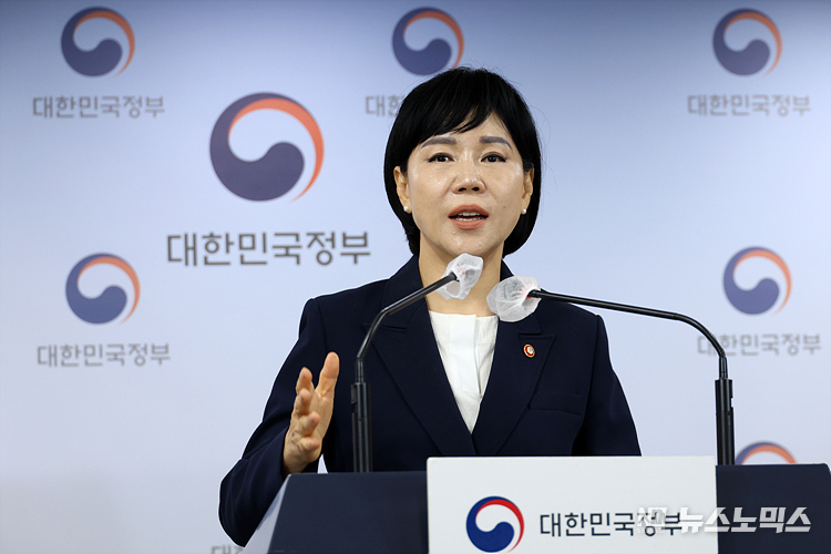 전현희 권익위원장이 26일 서울 종로구 정부서울청사에서 감사원 감사와 검찰 수사 의뢰와 관련해 브리핑하고 있다. ⓒ정의철 기자