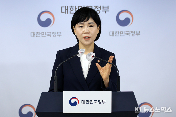 전현희 권익위원장이 26일 서울 종로구 정부서울청사에서 감사원 감사와 검찰 수사 의뢰와 관련해 브리핑하고 있다. ⓒ정의철 기자