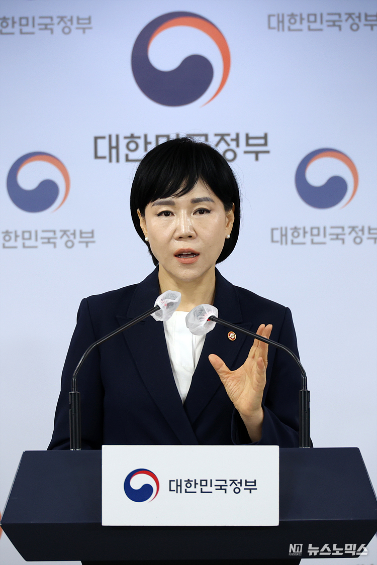 전현희 권익위원장이 26일 서울 종로구 정부서울청사에서 감사원 감사와 검찰 수사 의뢰와 관련해 브리핑하고 있다. ⓒ정의철 기자