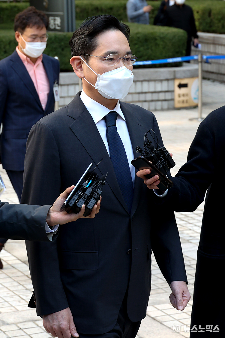 이재용 삼성전자 회장이 27일 서울 서초구 서울중앙지방법원에서 오전 공판을 마치고 삼성전자 회장 취임에 대한 취재진의 질문에 입장을 밝히고 있다. ⓒ정의철 기자