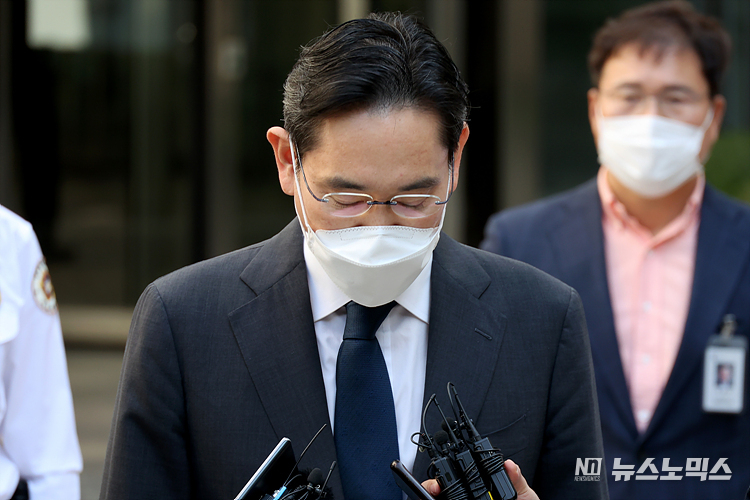 이재용 삼성전자 회장이 27일 서울 서초구 서울중앙지방법원에서 오전 공판을 마치고 삼성전자 회장 취임에 대한 취재진의 질문에 입장을 밝힌 후 고개 숙여 인사하고 있다. ⓒ정의철 기자