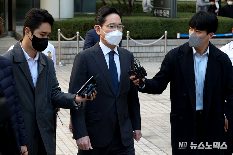 이재용 삼성전자 회장이 27일 서울 서초구 서울중앙지방법원에서 오전 공판을 마치고 삼성전자 회장 취임에 대한 취재진의 질문에 입장을 밝히고 있다. ⓒ정의철 기자