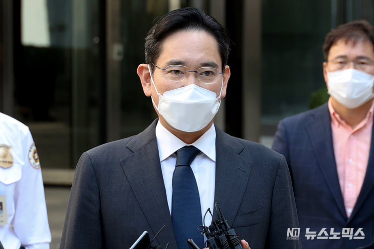 이재용 삼성전자 회장이 27일 서울 서초구 서울중앙지방법원에서 오전 공판을 마치고 삼성전자 회장 취임에 대한 취재진의 질문에 입장을 밝히고 있다. ⓒ정의철 기자