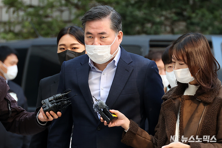 유동규 전 성남도시개발공사 기획본부장이 28일 서울 서초구 서울중앙지법에서 열리는 대장동 개발 사업 로비·특혜 의혹 관련 공판에 출석하고 있다. ⓒ정의철 기자