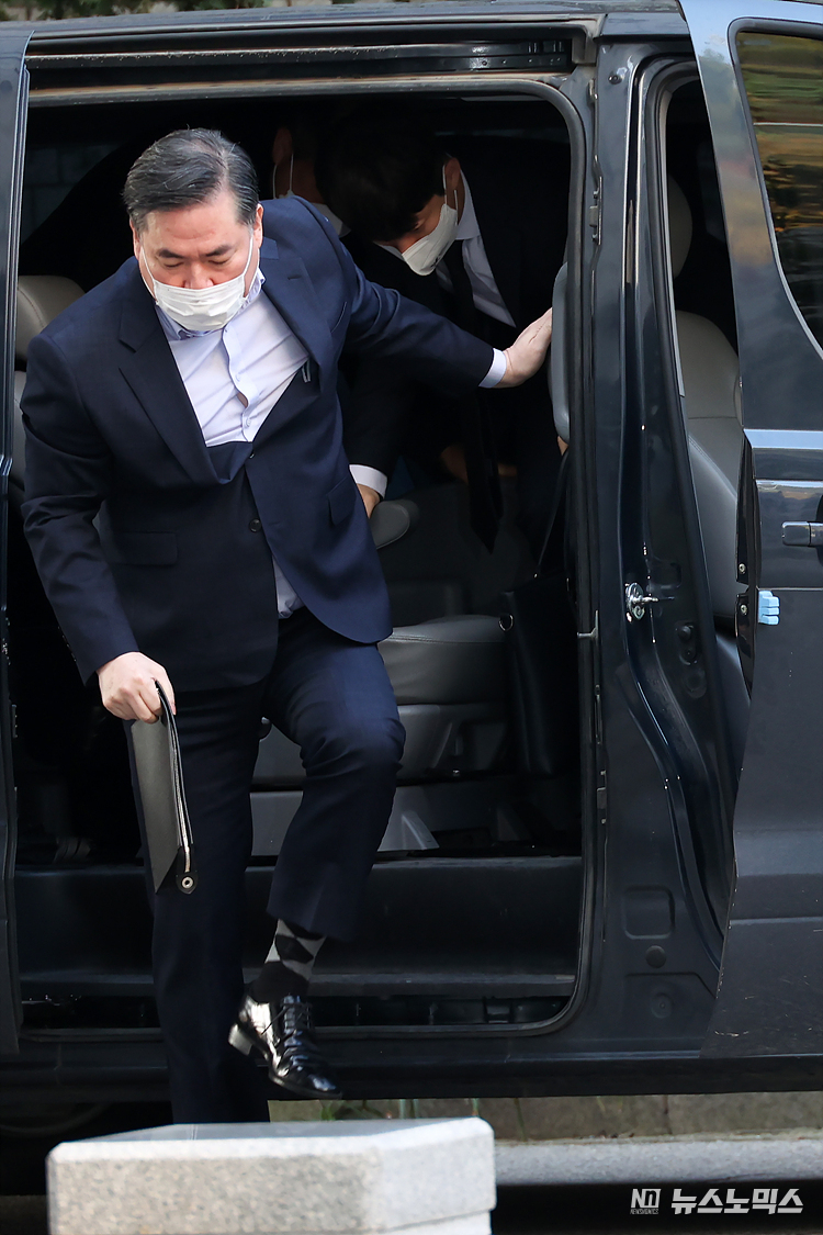 유동규 전 성남도시개발공사 기획본부장이 28일 서울 서초구 서울중앙지법에서 열리는 대장동 개발 사업 로비·특혜 의혹 관련 공판에 출석하고 있다. ⓒ정의철 기자