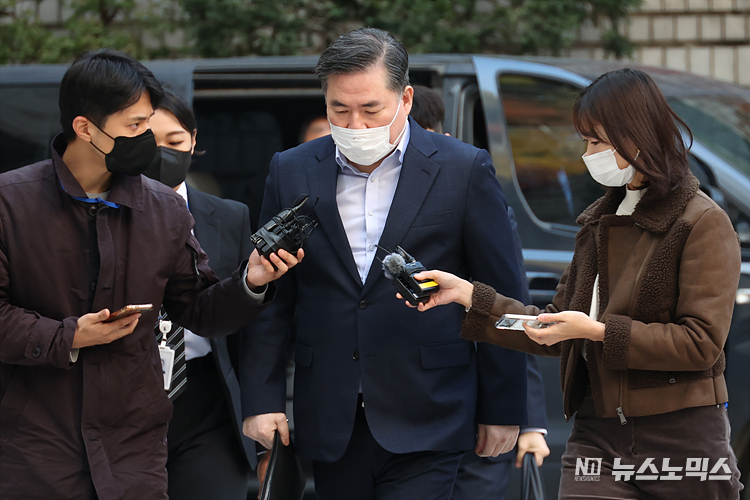 유동규 전 성남도시개발공사 기획본부장이 28일 서울 서초구 서울중앙지법에서 열리는 대장동 개발 사업 로비·특혜 의혹 관련 공판에 출석하고 있다. ⓒ정의철 기자