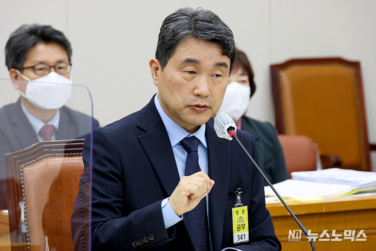 이주호 사회부총리 겸 교육부 장관 후보자가 28일 국회 교육위원회 전체회의실에서 열린 인사청문회에 출석해 의원들 질의에 답변하고 있다. ⓒ정의철 기자