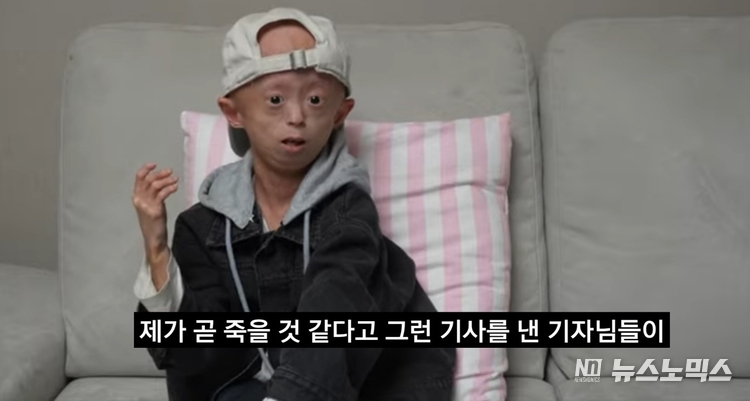 홍원기가 28일 밤 11시께 자신이 운영하는 유튜브 채널(욘니와치애)에서 '긴급기자회견'을 여는 모습(출처=유튜브 화면 캡처) 