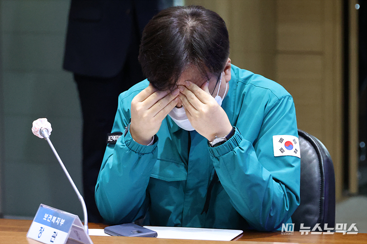 조규홍 보건복지부 장관이 31일 서울 종로구 정부서울청사에서 열린 '이태원 사고 중앙재난안전대책본부 회의'에 참석해 고개를 숙이고 있다. ⓒ정의철 기자