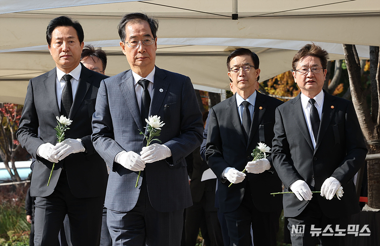 한덕수 국무총리, 오세훈 서울시장 등 정부관계자들이 31일 서울광장에 마련된 이태원 사고 사망자 합동분향소에서 조문 하기 위해 이동하고 있다. ⓒ정의철 기자(POOL)