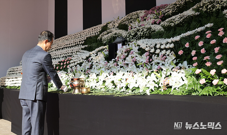 한덕수 국무총리가 31일 서울광장에 마련된 이태원 사고 사망자 합동분향소에서 헌화를 하고 있다. ⓒ정의철 기자(POOL)