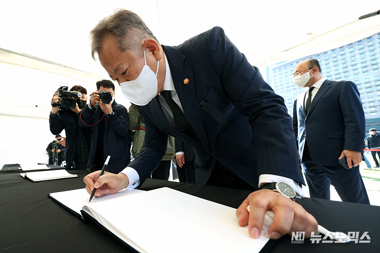 이상민 행정안전부 장관이 31일 서울 중구 서울광장에 마련된 이태원 참사 합동분향소에서 분향을 마친 후 방명록을 작성하고 있다. ⓒ정의철 기자