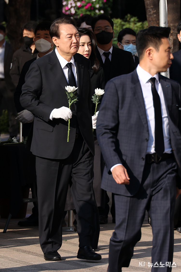 윤석열 대통령과 김건희 여사가 31일 서울 중구 서울광장에 마련된 이태원 참사 합동분향소에서 참배하고 있다. ⓒ정의철 기자