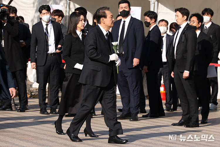 윤석열 대통령과 김건희 여사가 31일 서울 중구 서울광장에 마련된 이태원 참사 합동분향소에서 참배하고 있다. ⓒ정의철 기자