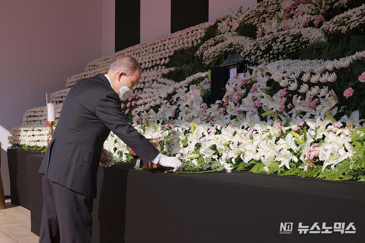 반기문 전 UN 사무총장이 31일 서울 중구 서울광장에 마련된 이태원 참사 합동분향소에서 추모하고 있다. ⓒ정의철 기자(POOL)