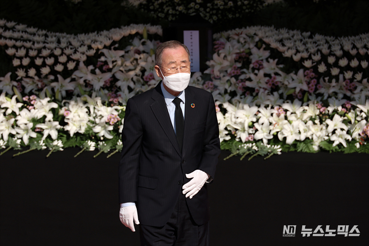 반기문 전 UN 사무총장이 31일 서울 중구 서울광장에 마련된 이태원 참사 합동분향소에서 추모하고 있다. ⓒ정의철 기자