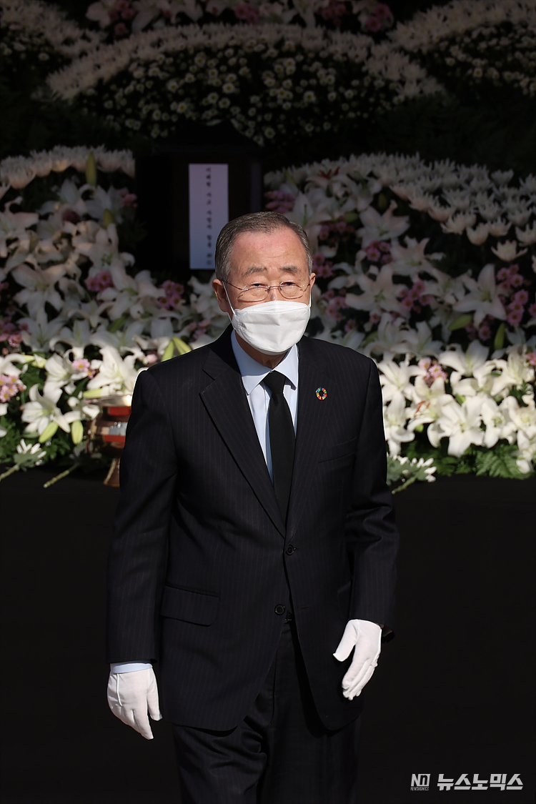 반기문 전 UN 사무총장이 31일 서울 중구 서울광장에 마련된 이태원 참사 합동분향소에서 추모하고 있다. ⓒ정의철 기자