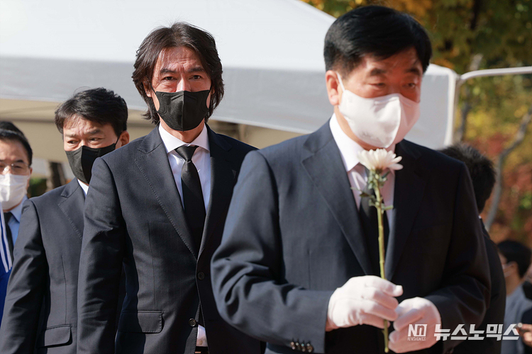 홍명보 울산현대 감독이 권오갑 현대중공업그룹 회장을 비롯한 현대중공업그룹 임원진들과 31일 서울광장 합동분향소를 찾아 이태원 참사 희생자들을 조문하고 있다. ⓒ정의철 기자(POOL)