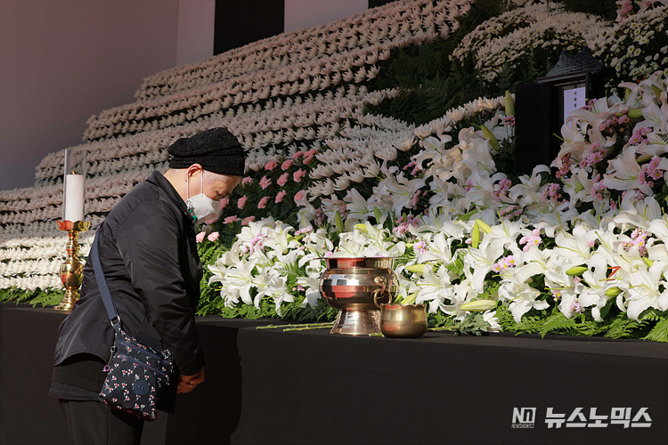 31일 서울 중구 서울광장에 마련된 이태원 참사 사망자를 위한 합동분향소를 찾은 시민들이 헌화하고 있다. ⓒ정의철 기자