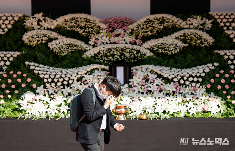 31일 서울 중구 서울광장에 마련된 이태원 참사 사망자를 위한 합동분향소를 찾은 시민들이 헌화하고 있다. ⓒ정의철 기자