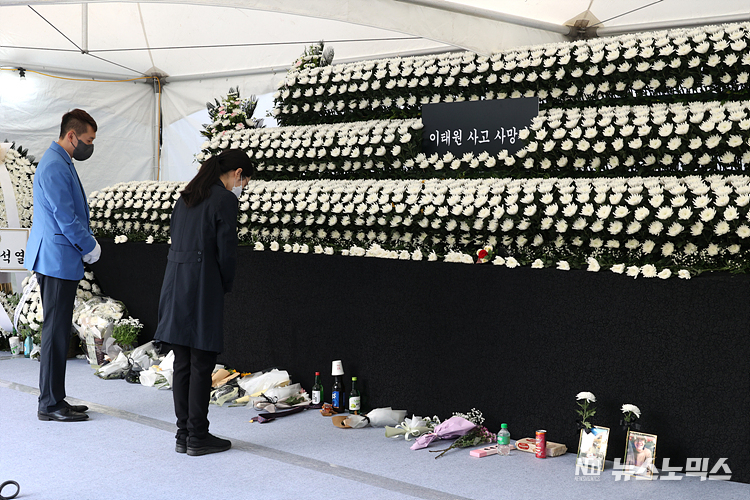 31일 서울 용산구에 마련된 이태원 참사 사망자 추모를 위한 한동분향소에 시민들이 추모하고 있다. ⓒ정의철 기자