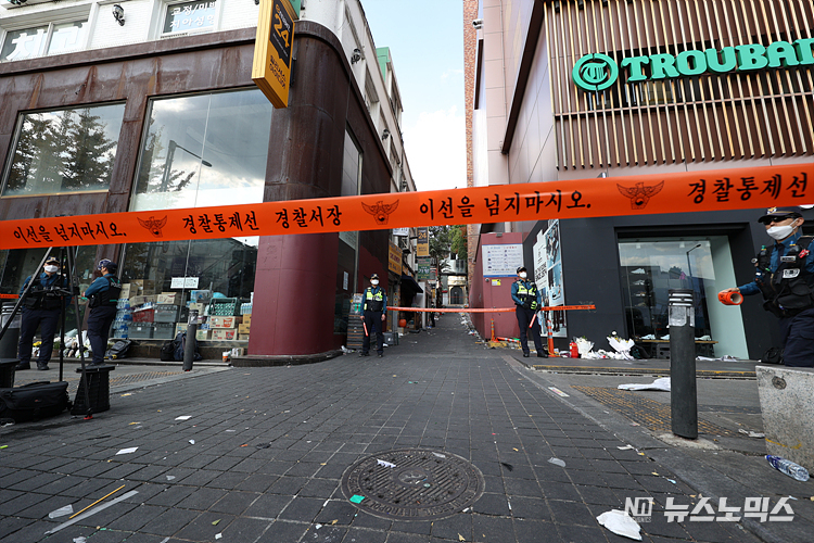 31일 서울 용산구 이태원에서 압사 참사가 발생한 현장이 당시의 모습을 그대로 간직한 채 경찰의 통제를 받고 있다. ⓒ정의철 기자