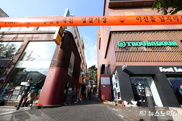 31일 서울 용산구 이태원에서 압사 참사가 발생한 현장이 당시의 모습을 그대로 간직한 채 경찰의 통제를 받고 있다. ⓒ정의철 기자
