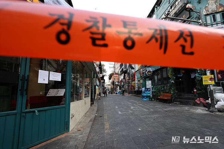 31일 서울 용산구 이태원에서 압사 참사가 발생한 현장이 당시의 모습을 그대로 간직한 채 경찰의 통제를 받고 있다. ⓒ정의철 기자