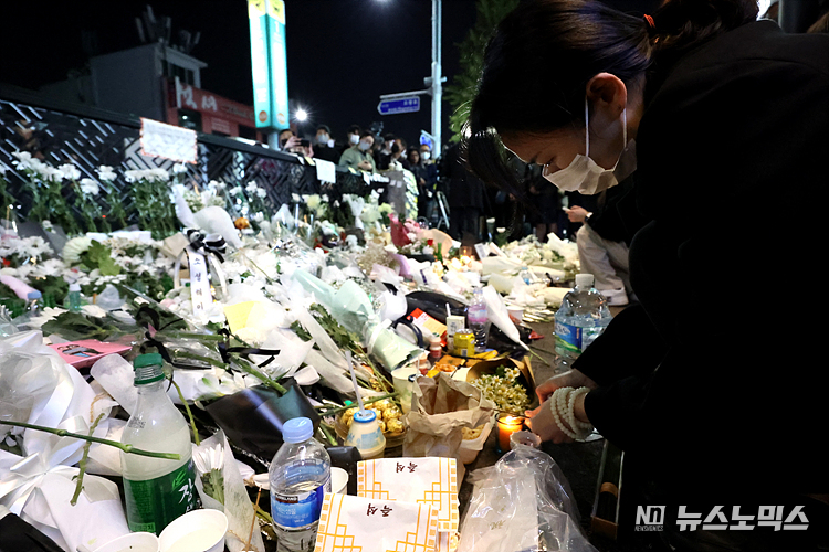 31일 서울 용산구 이태원에서 압사 참사가 발생한 현장 인근에서 시민들과 외국인들이 국화꽃을 올려두며 희생자들을 추모하고 있다. ⓒ정의철 기자