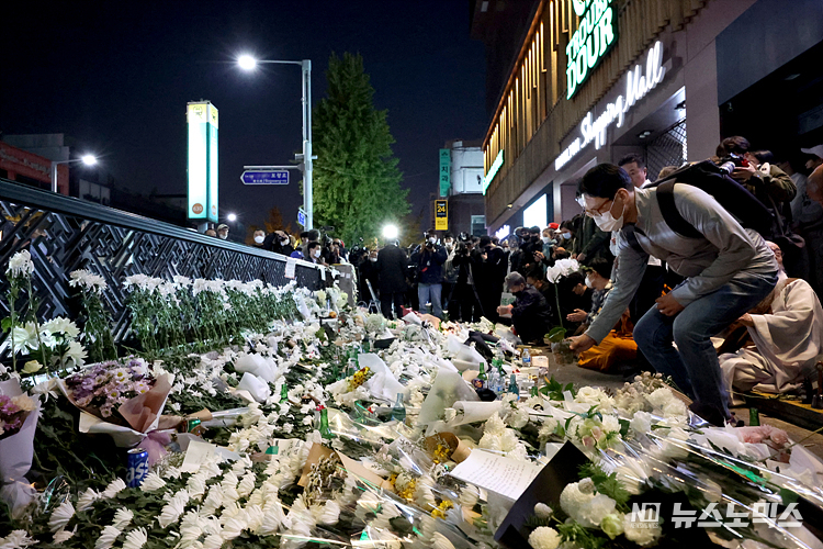 31일 서울 용산구 이태원에서 압사 참사가 발생한 현장 인근에서 시민들과 외국인들이 국화꽃을 올려두며 희생자들을 추모하고 있다. ⓒ정의철 기자