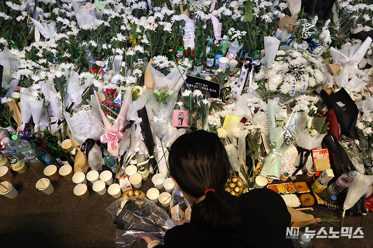 31일 서울 용산구 이태원에서 압사 참사가 발생한 현장 인근에서 시민들과 외국인들이 국화꽃을 올려두며 희생자들을 추모하고 있다. ⓒ정의철 기자