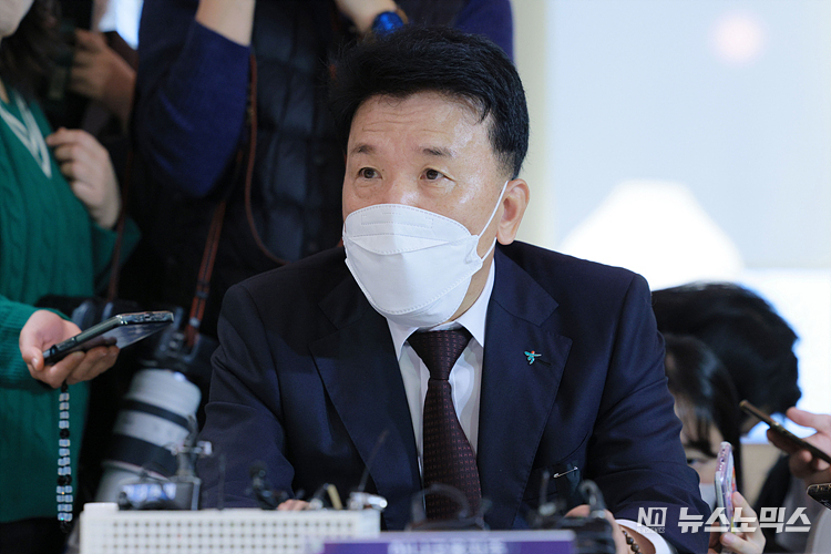 함영주 하나금융 회장이 1일 서울 중구 은행연합회에서 열린 5대 금융지주 회장들과의 간담회에참석해 발언하고 있다. ⓒ정의철 기자