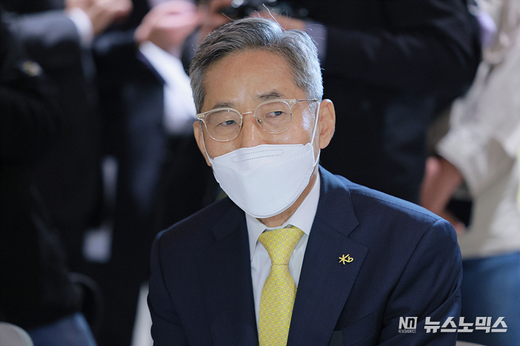 윤종규 KB금융 회장이 1일 서울 중구 은행연합회에서 열린 5대 금융지주 회장들과의 간담회에참석해 발언하고 있다. ⓒ정의철 기자
