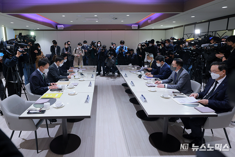 김주현 금융위원장 및 5대 금융지주 회장단이 1일 서울 중구 은행연합회에서 최근 자금 시장 경색 대택을 위한 간담회를 하고 있다. ⓒ정의철 기자