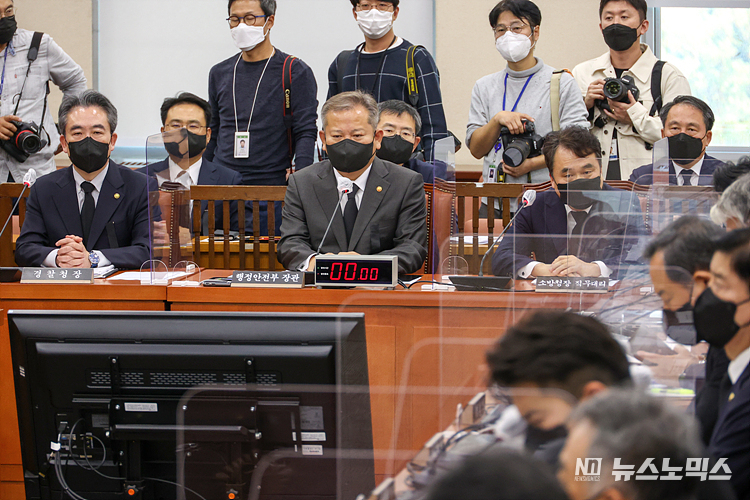 윤희근 경찰청장(왼쪽부터), 이상민 행정안전부 장관, 남화영 소방청장 직무대리가 1일 국회에서 열린 행정안전위원회 전체회의에 이태원 참사 현안 관련 보고를 하고 있다. ⓒ정의철 기자