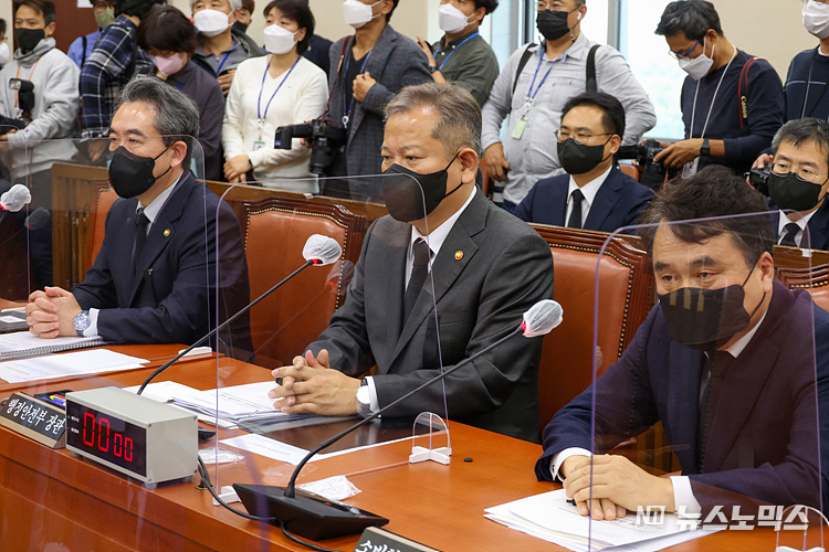윤희근 경찰청장(왼쪽부터), 이상민 행정안전부 장관, 남화영 소방청장 직무대리가 1일 국회에서 열린 행정안전위원회 전체회의에 이태원 참사 현안 관련 보고를 하고 있다. ⓒ정의철 기자