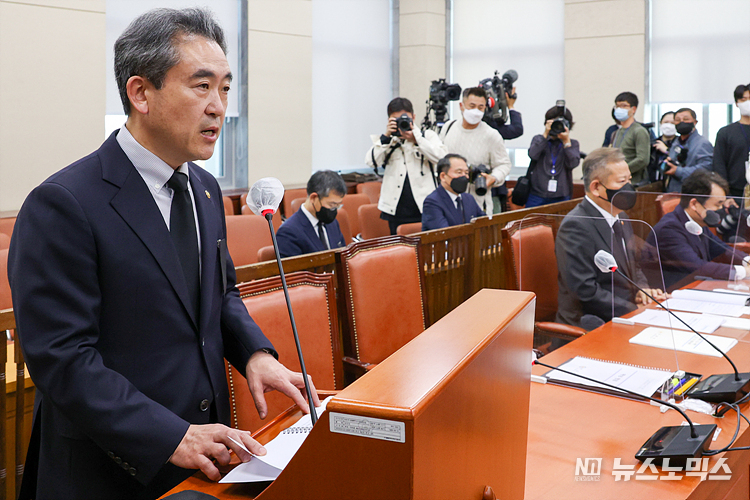 윤희근 경창청장(왼쪽)이 1일 국회에서 열린 행정안전위원회 전체회의에 이태원 참사 현안 관련 보고에 출석해 의원들에게 보고하고 있다. ⓒ정의철 기자