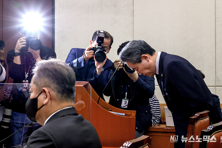 윤희근 경창청장(오른쪽)이 1일 국회에서 열린 행정안전위원회 전체회의에 이태원 참사 현안 관련 보고에 풀석해 인사하고 있다. 왼쪽은 이상민 행정안전부 장관. ⓒ정의철 기자