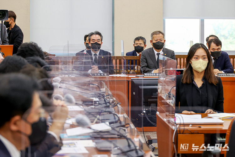 윤희근 경찰청장(왼쪽부터), 이상민 행정안전부 장관, 남화영 소방청장 직무대리가 1일 국회에서 열린 행정안전위원회 전체회의에 이태원 참사 현안 관련 보고를 하고 있다. ⓒ정의철 기자