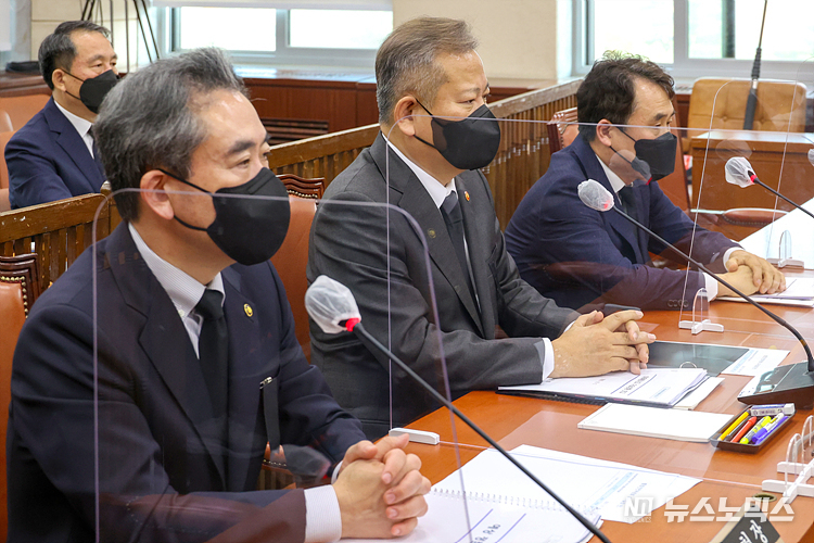 윤희근 경찰청장(왼쪽부터), 이상민 행정안전부 장관, 남화영 소방청장 직무대리가 1일 국회에서 열린 행정안전위원회 전체회의에 이태원 참사 현안 관련 보고를 하고 있다. ⓒ정의철 기자