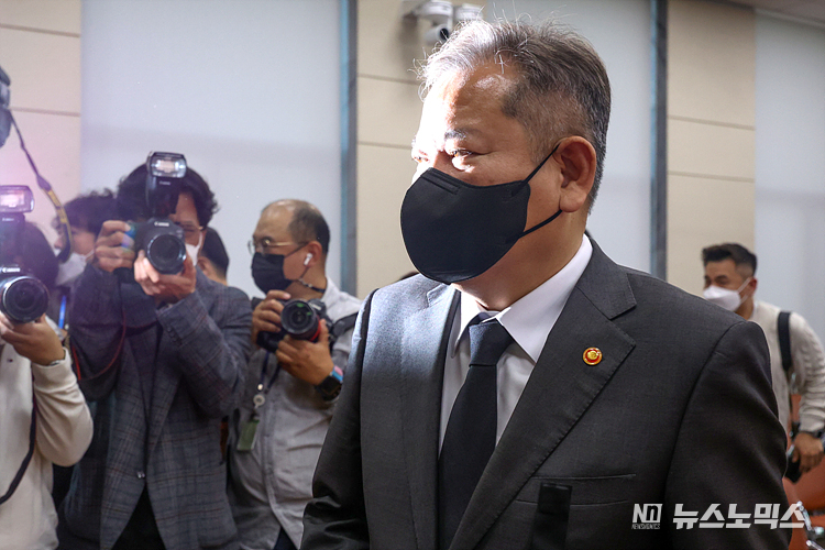 이상민 행정안전부 장관이 1일 국회에서 열린 행정안전위원회 전체회의에 이태원 참사 현안 관련 보고를 마친 후 회의실을 나서고 있다. ⓒ정의철 기자
