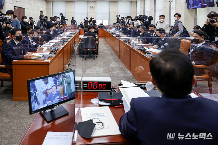 윤희근 경찰청장(왼쪽부터), 이상민 행정안전부 장관, 남화영 소방청장 직무대리가 1일 국회에서 열린 행정안전위원회 전체회의에 이태원 참사 현안 관련 보고를 하고 있다. ⓒ정의철 기자