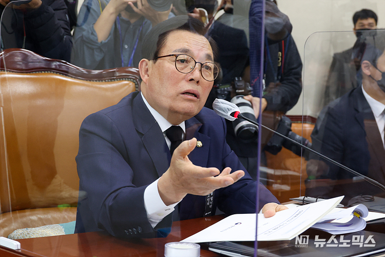 1일 국회에서 열린 행정안전위원회 전체회의에 이태원 참사 현안 관련 보고에서 이채익 위원장이 발언하고 있다. ⓒ정의철 기자