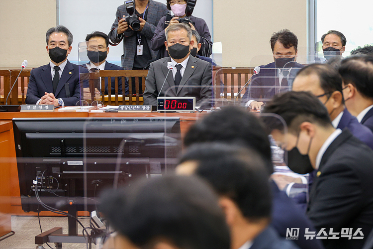 윤희근 경찰청장(왼쪽부터), 이상민 행정안전부 장관, 남화영 소방청장 직무대리가 1일 국회에서 열린 행정안전위원회 전체회의에 이태원 참사 현안 관련 보고를 하고 있다. ⓒ정의철 기자