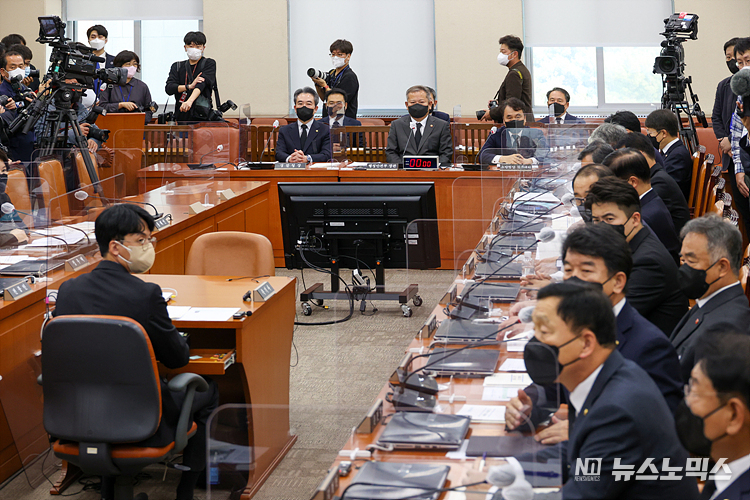 윤희근 경찰청장(왼쪽부터), 이상민 행정안전부 장관, 남화영 소방청장 직무대리가 1일 국회에서 열린 행정안전위원회 전체회의에 이태원 참사 현안 관련 보고를 하고 있다. ⓒ정의철 기자