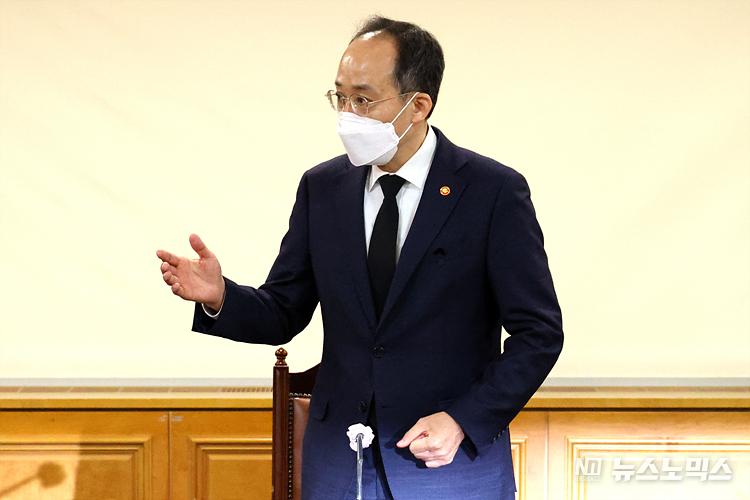 추경호 경제부총리 겸 기획재정부 장이 3일 서울 중구 은행연합회에서 열린 '비상거시경제금융회의'에서 취재진과 대화하고 있다. ⓒ정의철 기자