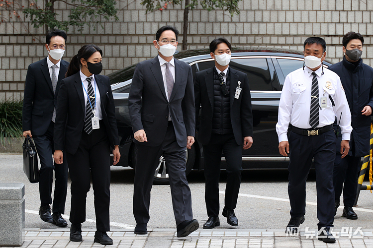 이재용 삼성전자 회장이 '삼성 회계부정·부당합병'과 관련해 3일 서울 서초구 서울중앙지법에 출석하고 있다. ⓒ정의철 기자